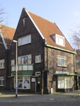 908745 Gezicht op het winkelhoekpand Van der Mondestraat 53 te Utrecht, met rechts de Melis Stokestraat.N.B. bouwjaar: ...